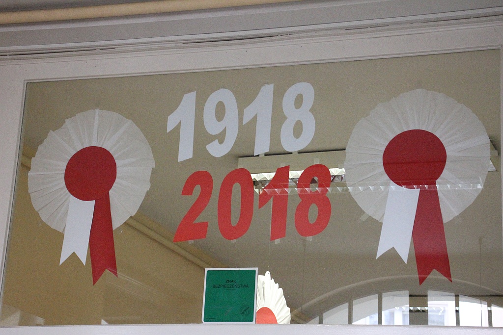 Marsz niepodległościowy wokół Szkoły Podstawowej nr 10
