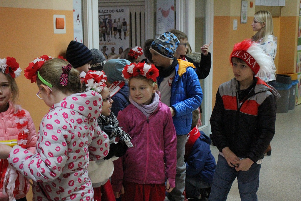 Marsz niepodległościowy wokół Szkoły Podstawowej nr 10