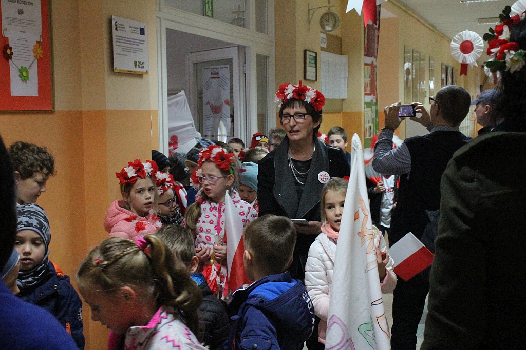 Marsz niepodległościowy wokół Szkoły Podstawowej nr 10