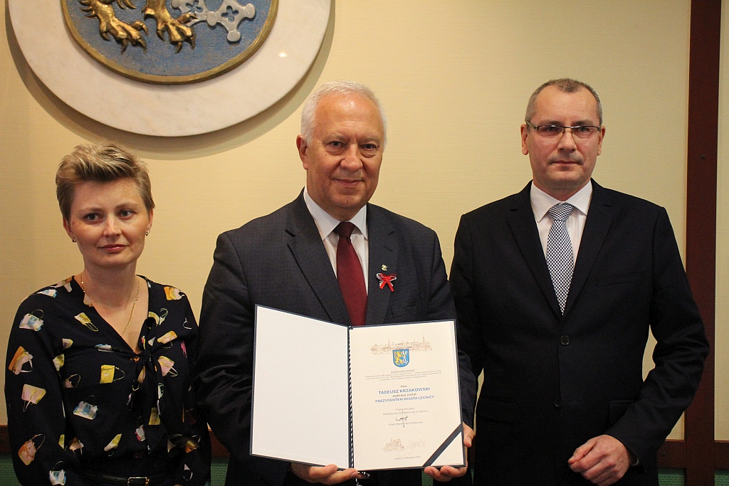 W Ratuszu prezydent i radni odebrali zaświadczenia