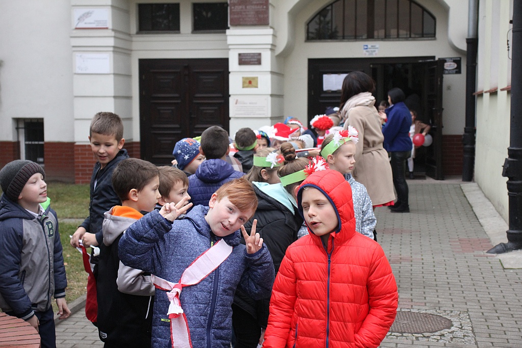 Marsz niepodległościowy wokół Szkoły Podstawowej nr 10
