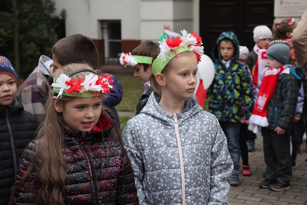 Marsz niepodległościowy wokół Szkoły Podstawowej nr 10