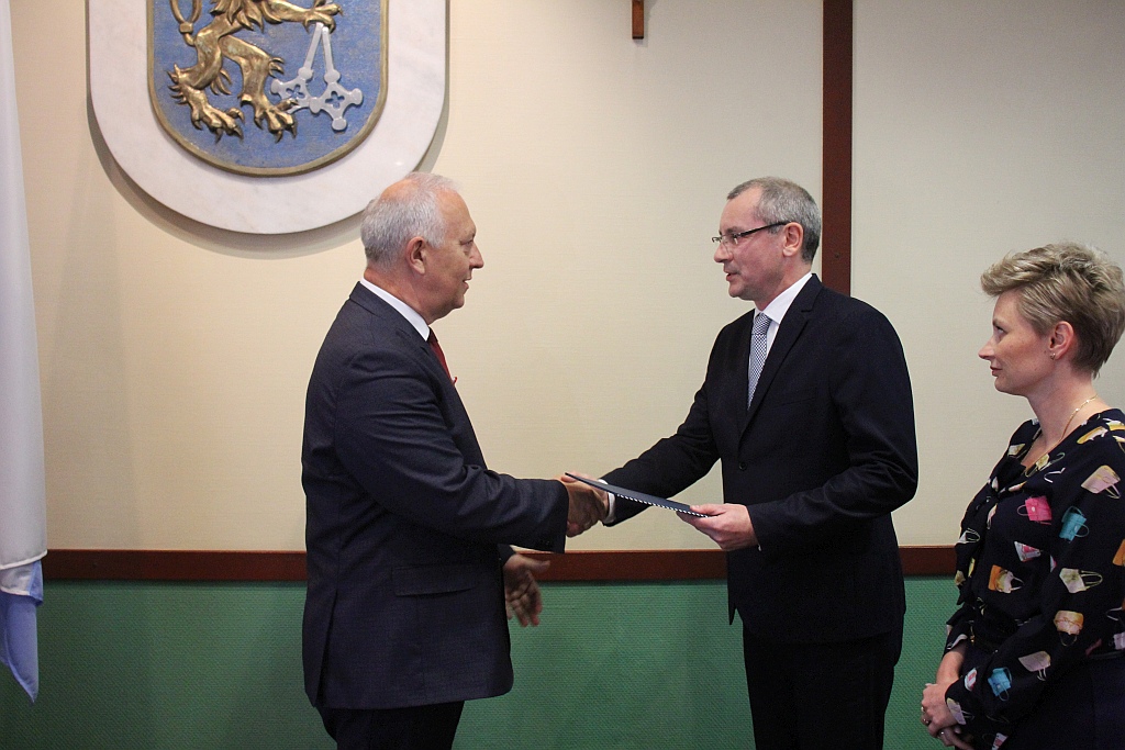 W Ratuszu prezydent i radni odebrali zaświadczenia
