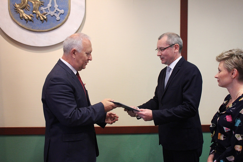 W Ratuszu prezydent i radni odebrali zaświadczenia