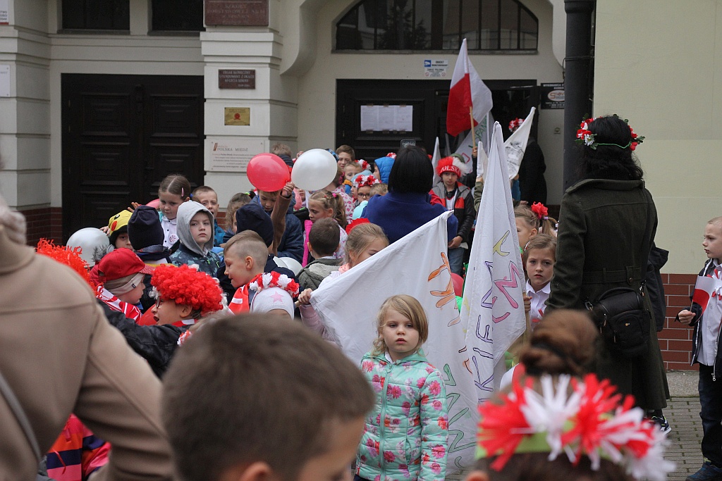 Marsz niepodległościowy wokół Szkoły Podstawowej nr 10