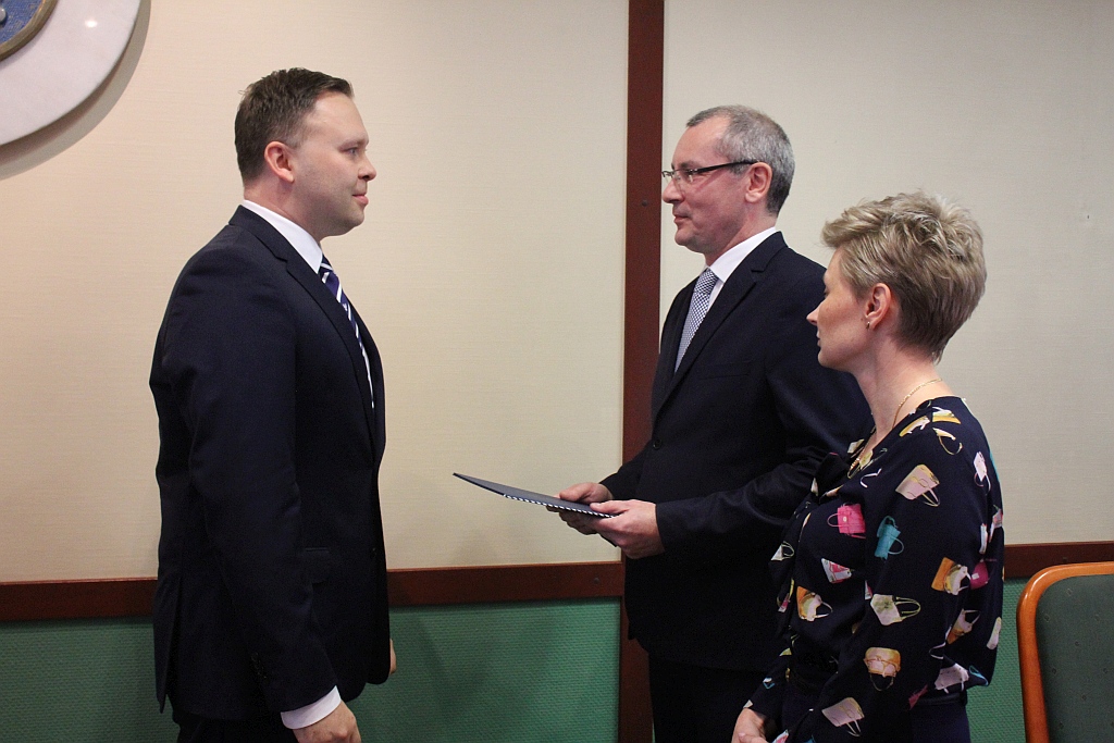 W Ratuszu prezydent i radni odebrali zaświadczenia