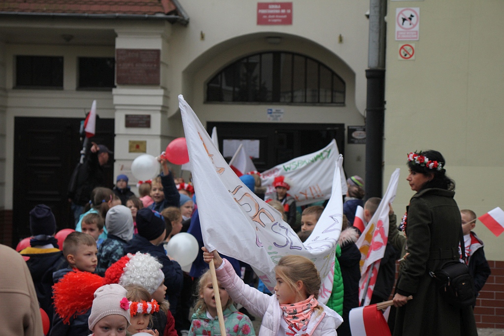Marsz niepodległościowy wokół Szkoły Podstawowej nr 10