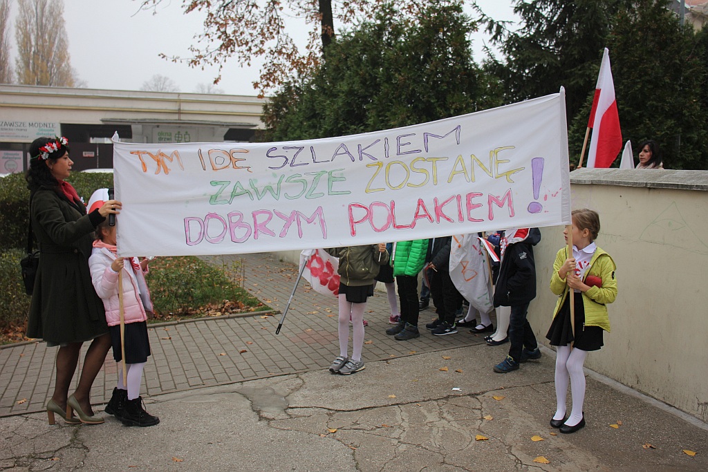 Marsz niepodległościowy wokół Szkoły Podstawowej nr 10