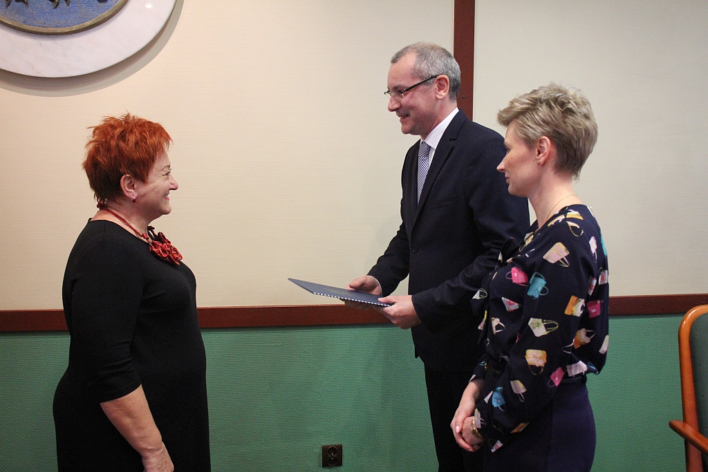 W Ratuszu prezydent i radni odebrali zaświadczenia