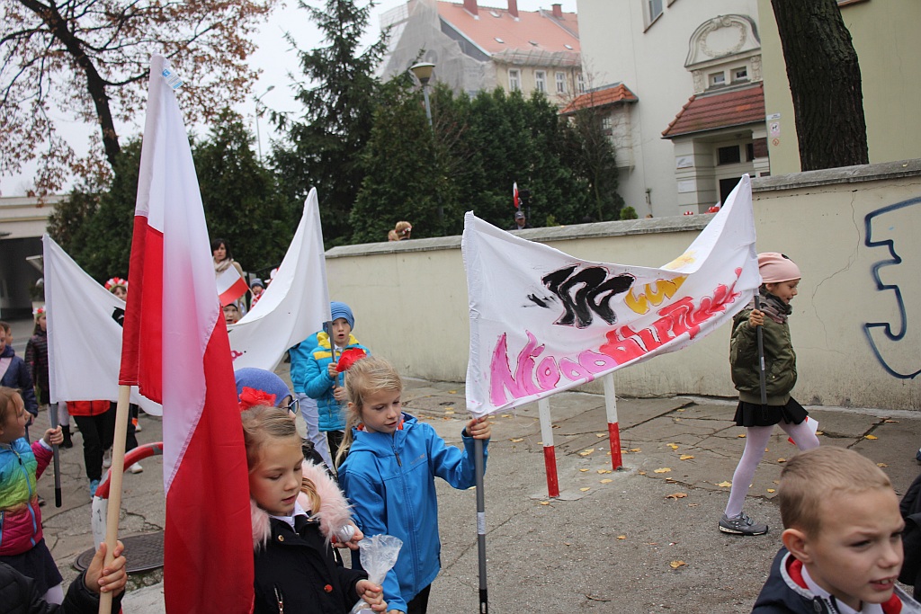 Marsz niepodległościowy wokół Szkoły Podstawowej nr 10