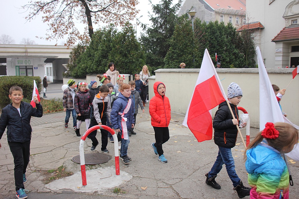 Marsz niepodległościowy wokół Szkoły Podstawowej nr 10