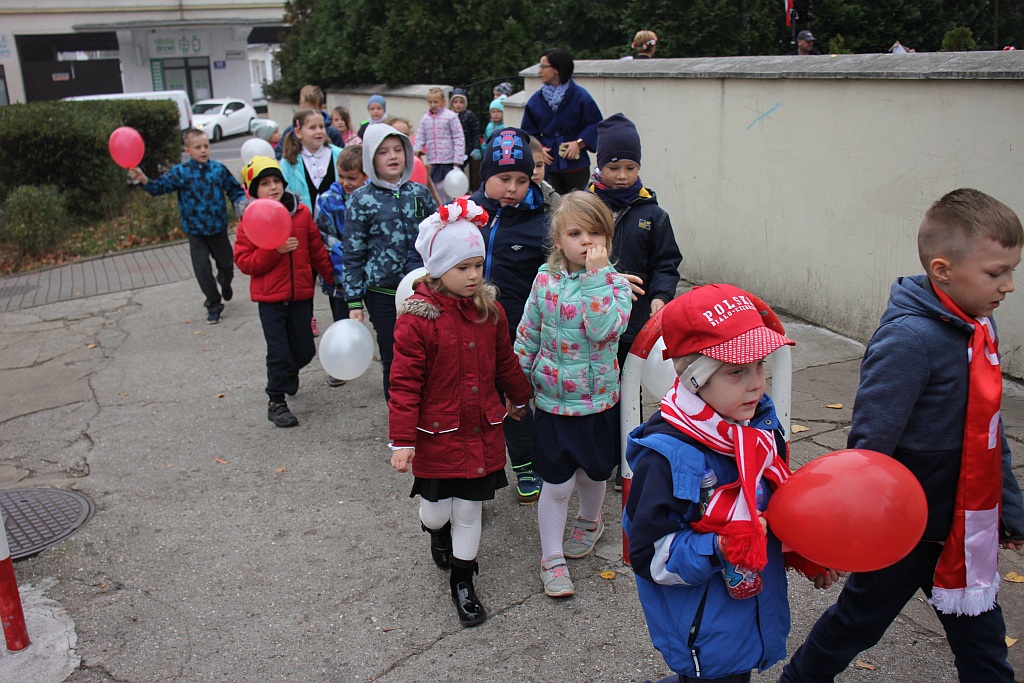 Marsz niepodległościowy wokół Szkoły Podstawowej nr 10