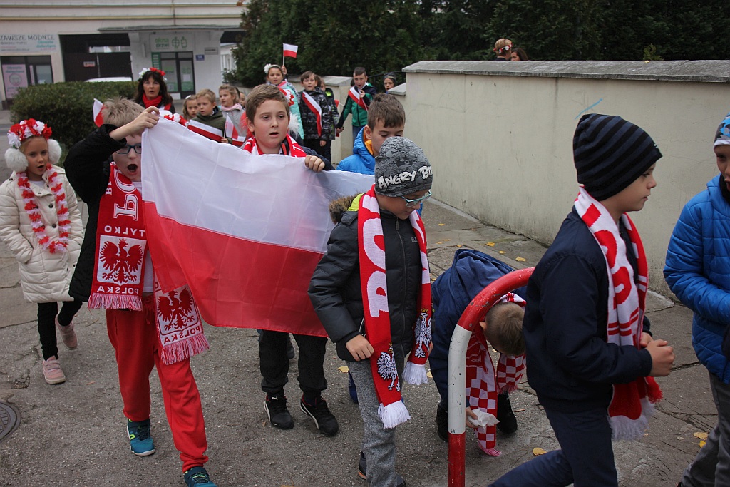 Marsz niepodległościowy wokół Szkoły Podstawowej nr 10