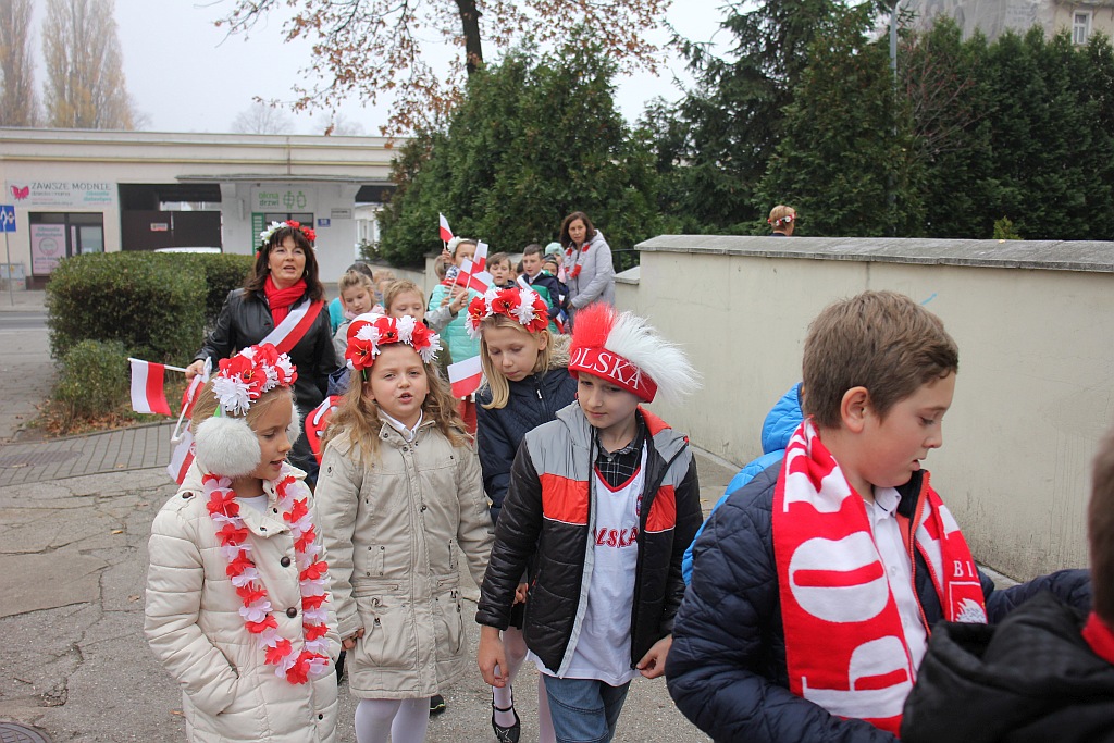 Marsz niepodległościowy wokół Szkoły Podstawowej nr 10