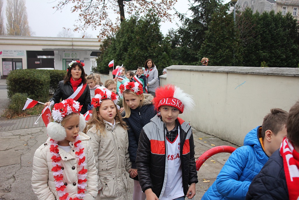 Marsz niepodległościowy wokół Szkoły Podstawowej nr 10