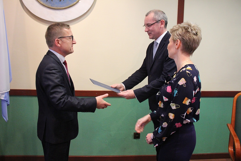 W Ratuszu prezydent i radni odebrali zaświadczenia
