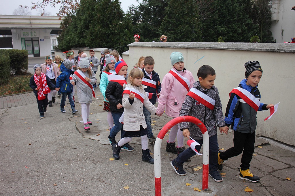 Marsz niepodległościowy wokół Szkoły Podstawowej nr 10