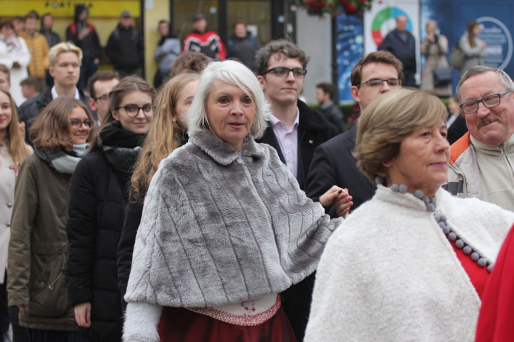 Miał być Polonez na Sto Par. zatańczyło prawie dwieście