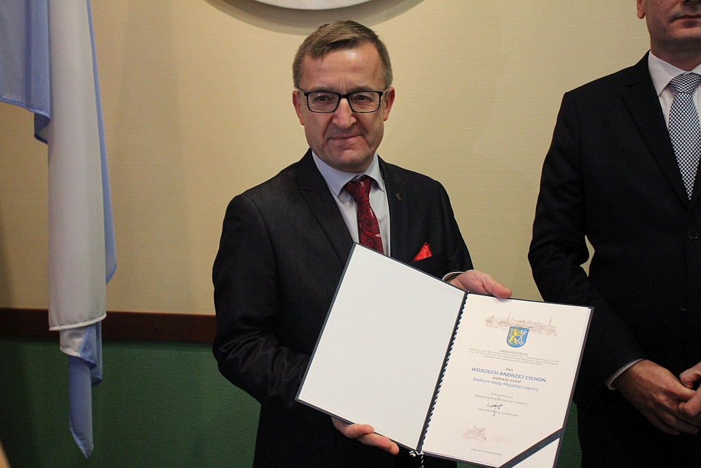 W Ratuszu prezydent i radni odebrali zaświadczenia