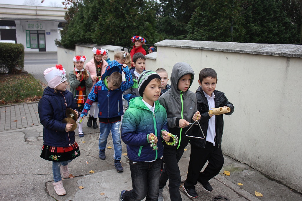 Marsz niepodległościowy wokół Szkoły Podstawowej nr 10