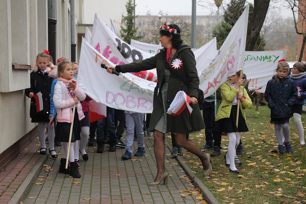 Marsz niepodległościowy wokół Szkoły Podstawowej nr 10