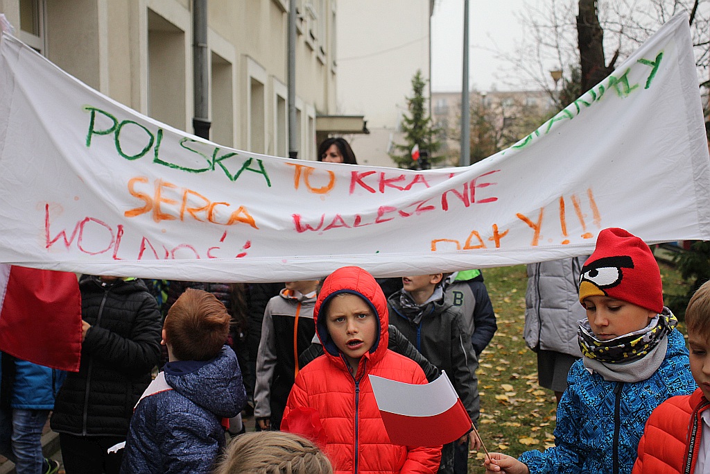 Marsz niepodległościowy wokół Szkoły Podstawowej nr 10