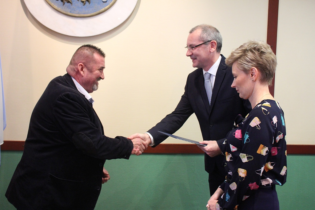 W Ratuszu prezydent i radni odebrali zaświadczenia