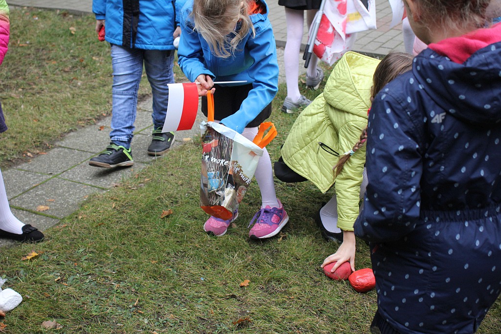 Marsz niepodległościowy wokół Szkoły Podstawowej nr 10