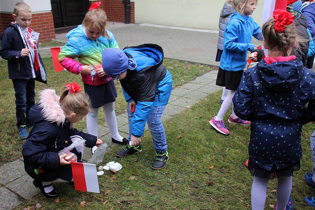 Marsz niepodległościowy wokół Szkoły Podstawowej nr 10