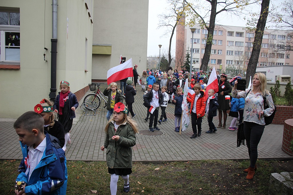 Marsz niepodległościowy wokół Szkoły Podstawowej nr 10