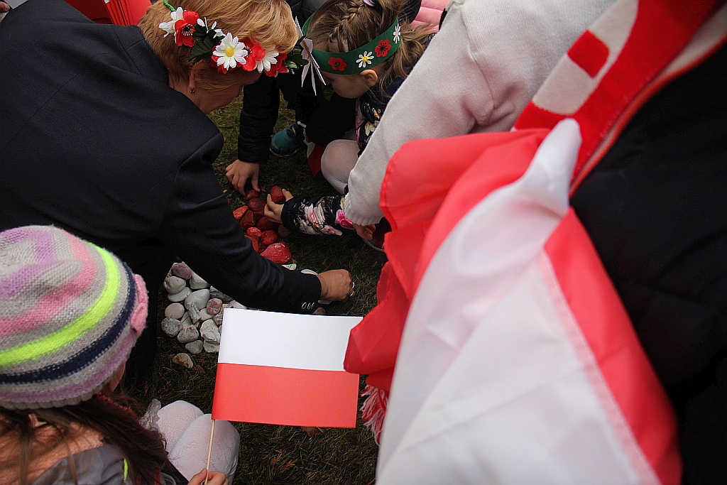 Marsz niepodległościowy wokół Szkoły Podstawowej nr 10