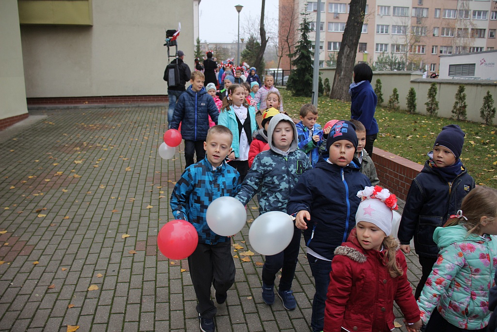 Marsz niepodległościowy wokół Szkoły Podstawowej nr 10
