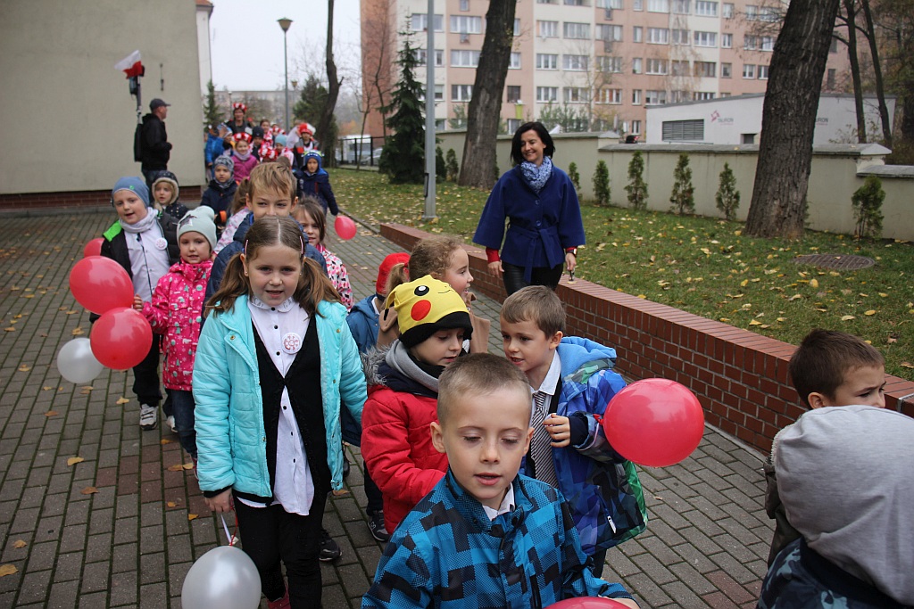 Marsz niepodległościowy wokół Szkoły Podstawowej nr 10