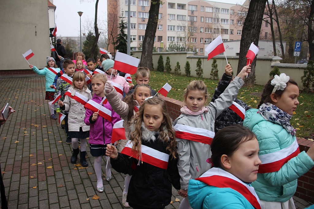 Marsz niepodległościowy wokół Szkoły Podstawowej nr 10