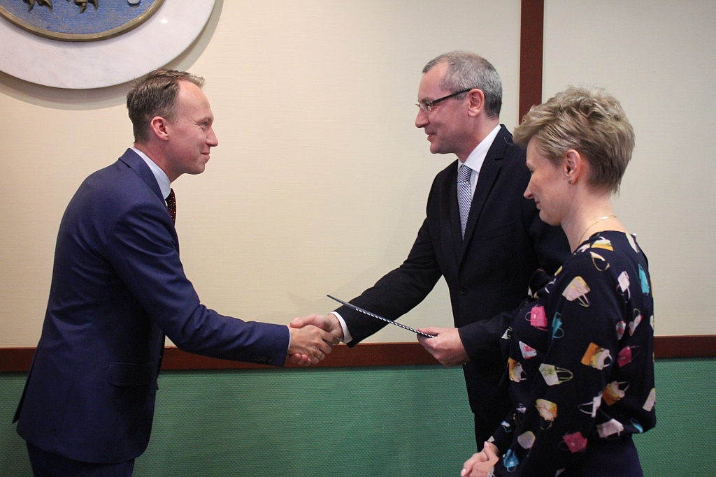 W Ratuszu prezydent i radni odebrali zaświadczenia