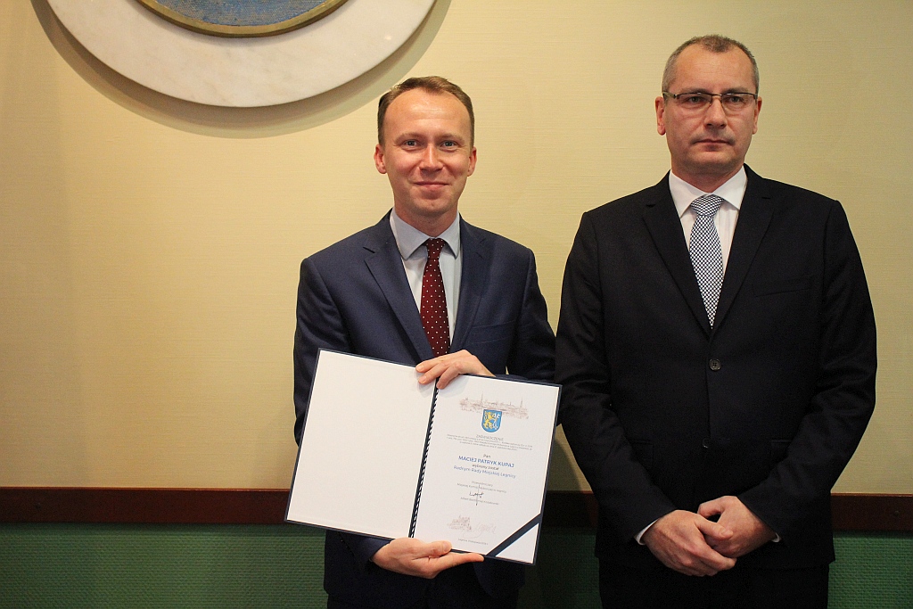 W Ratuszu prezydent i radni odebrali zaświadczenia