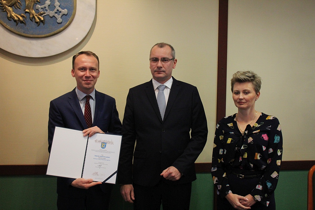 W Ratuszu prezydent i radni odebrali zaświadczenia