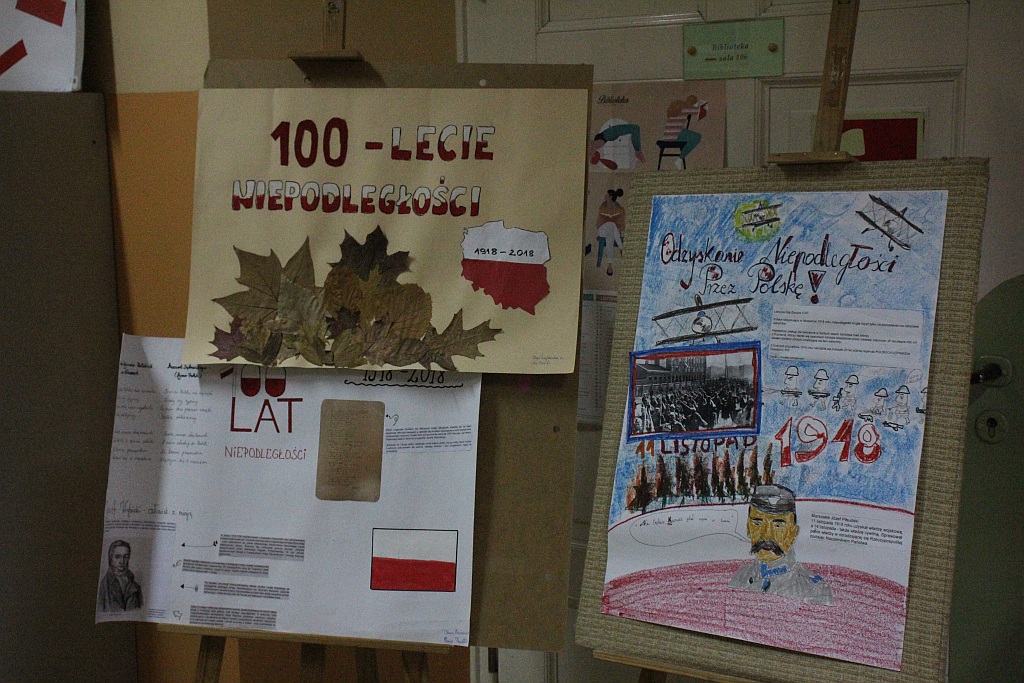 Marsz niepodległościowy wokół Szkoły Podstawowej nr 10