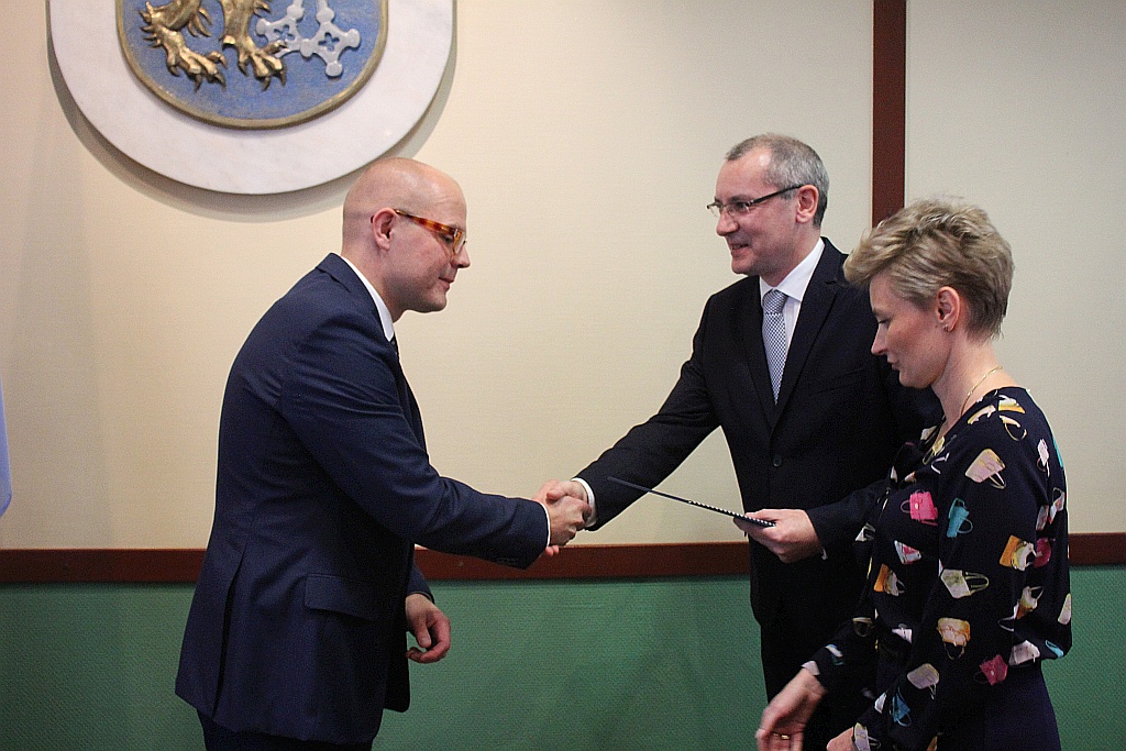 W Ratuszu prezydent i radni odebrali zaświadczenia