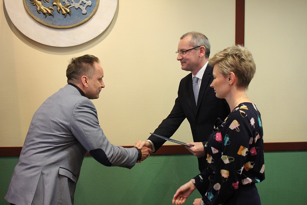 W Ratuszu prezydent i radni odebrali zaświadczenia