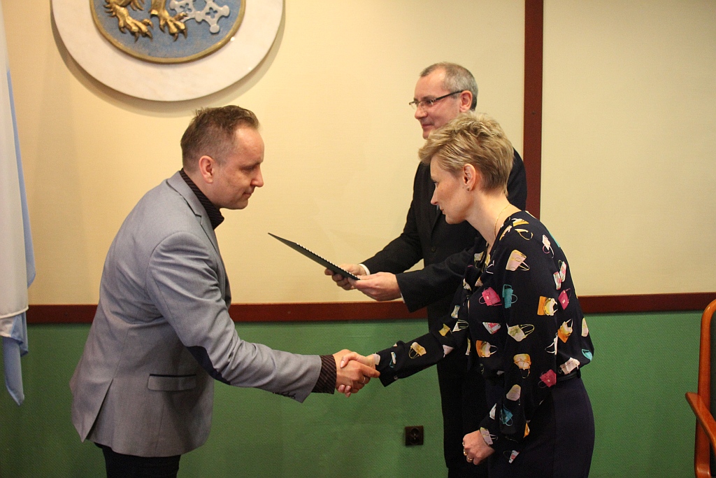 W Ratuszu prezydent i radni odebrali zaświadczenia