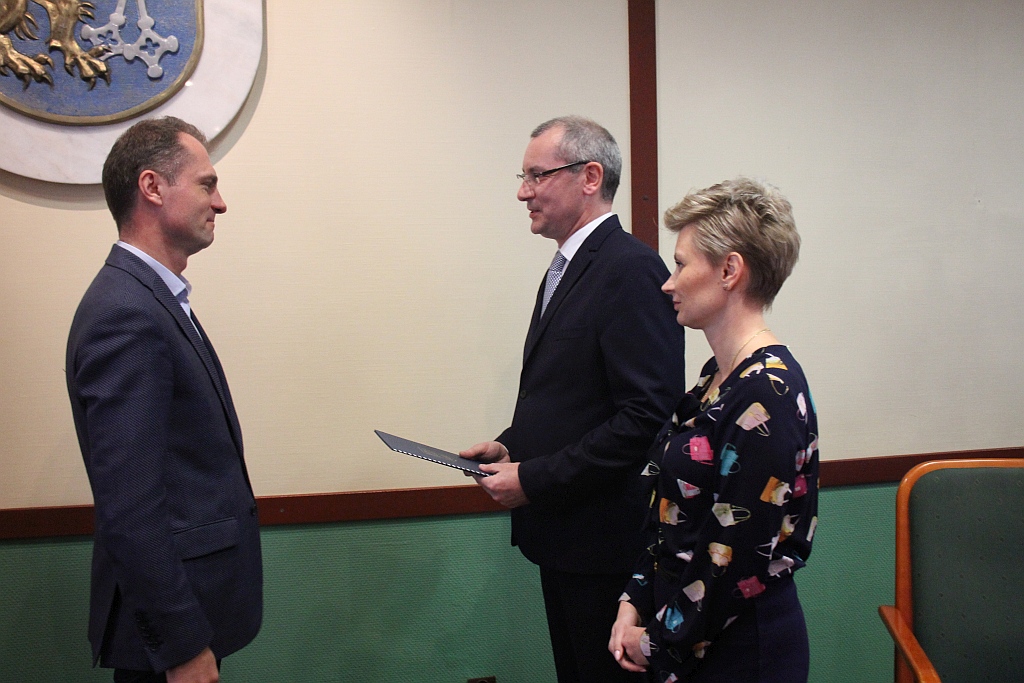 W Ratuszu prezydent i radni odebrali zaświadczenia