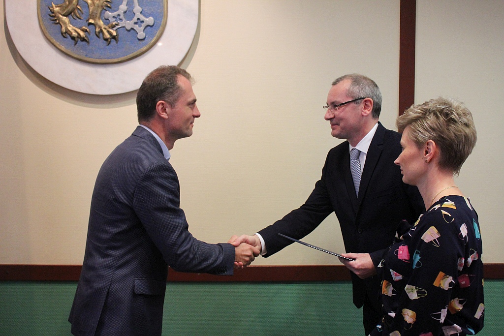 W Ratuszu prezydent i radni odebrali zaświadczenia