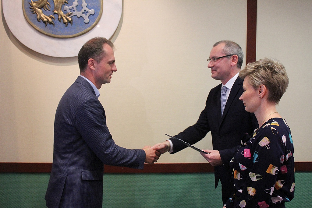 W Ratuszu prezydent i radni odebrali zaświadczenia