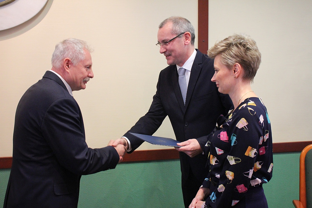 W Ratuszu prezydent i radni odebrali zaświadczenia