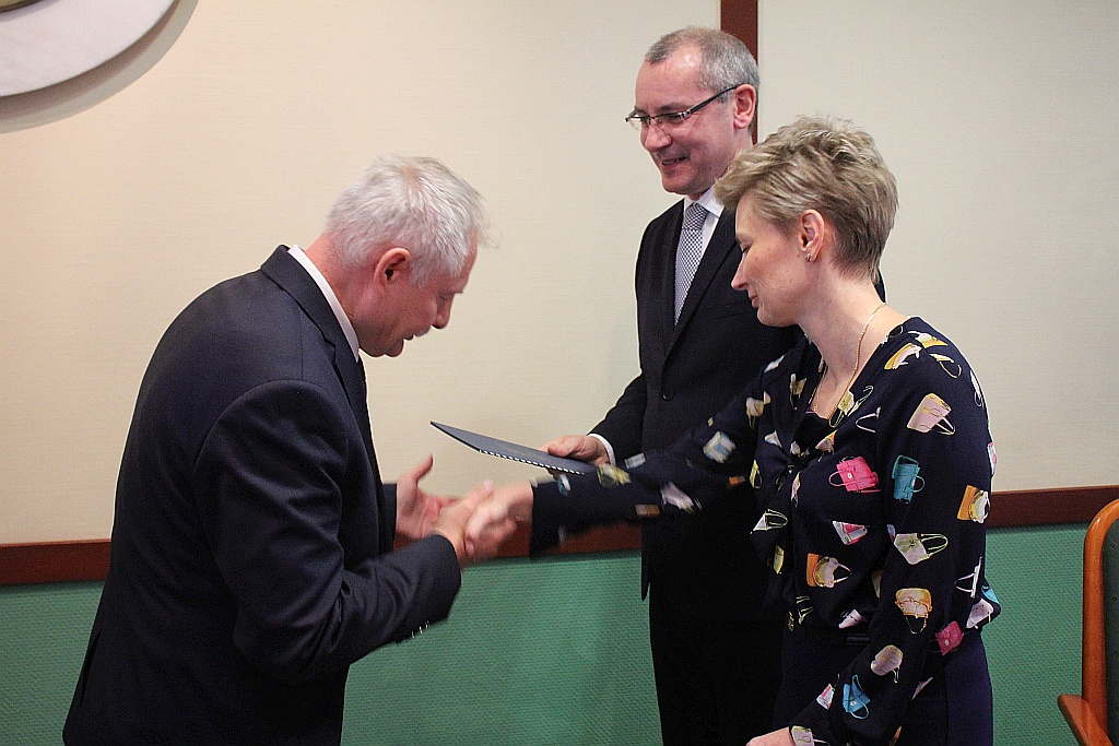 W Ratuszu prezydent i radni odebrali zaświadczenia