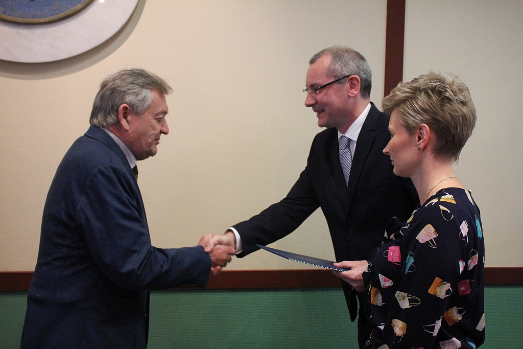 W Ratuszu prezydent i radni odebrali zaświadczenia