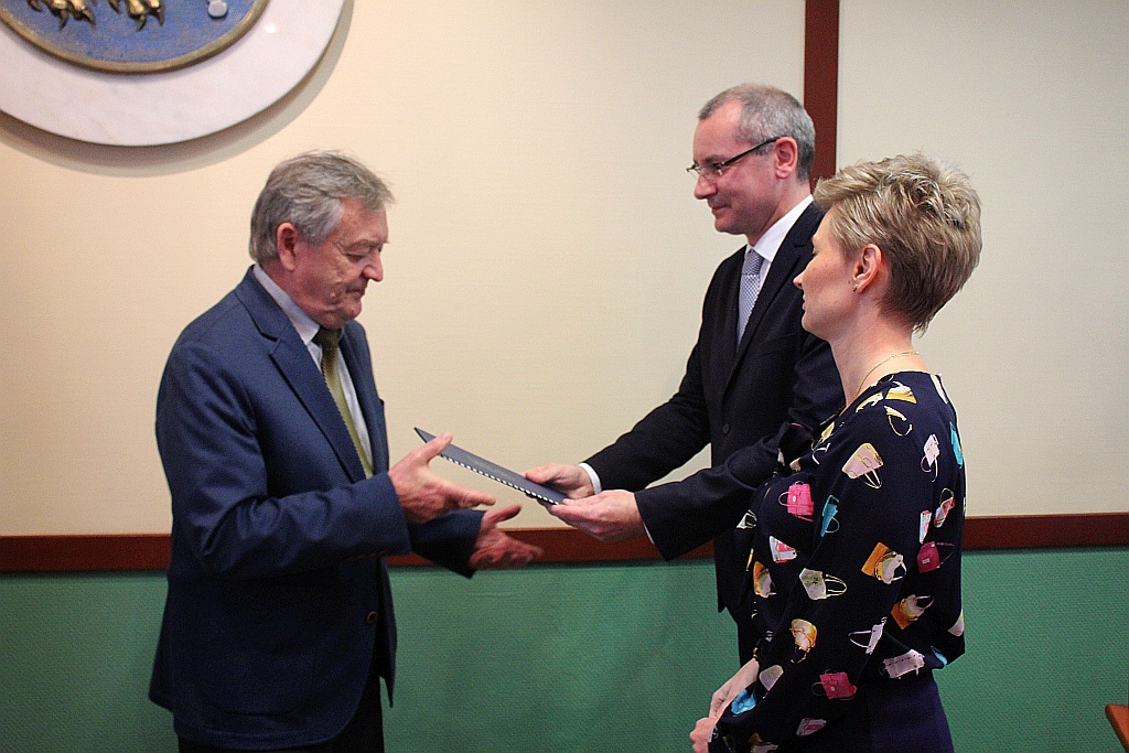 W Ratuszu prezydent i radni odebrali zaświadczenia