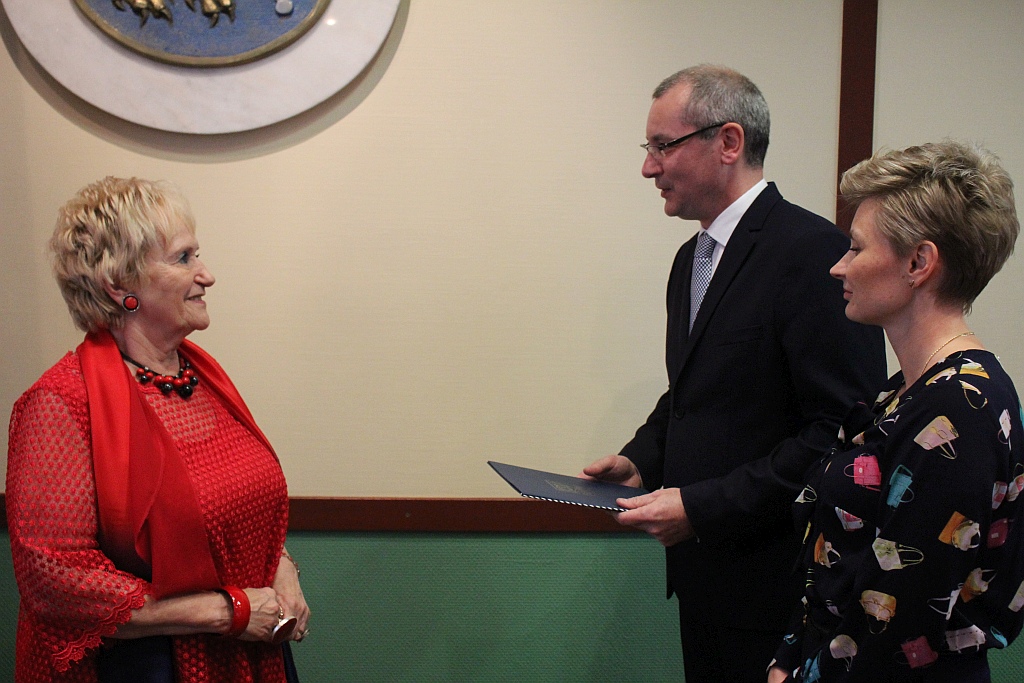 W Ratuszu prezydent i radni odebrali zaświadczenia