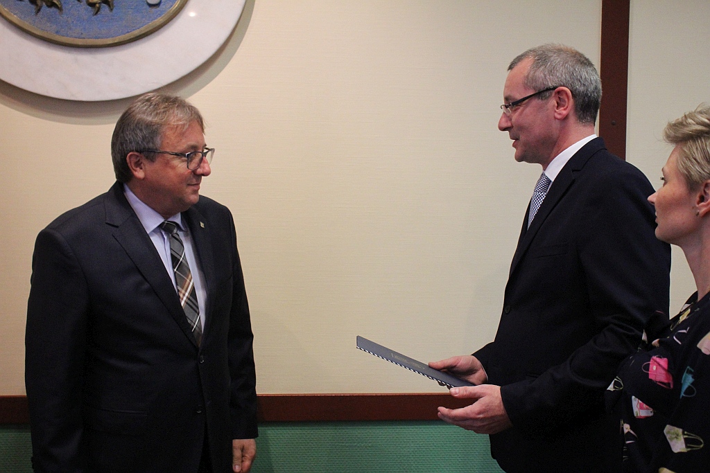 W Ratuszu prezydent i radni odebrali zaświadczenia
